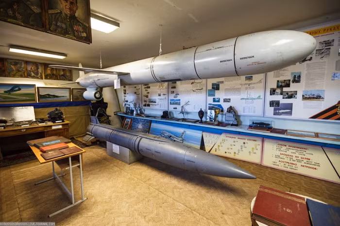 Tên lửa Kh-55 (trên) và Kh-15 (dưới).