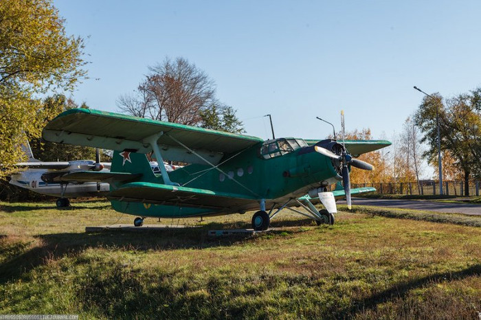 Máy bay An-2 của Không quân Liên Xô. Antonov An-2 là một loại máy bay hai tầng cánh nhẹ, một động cơ, có độ tin cậy rất cao, cất cánh lần đầu năm 1947 và là máy bay đầu tiên được thiết kế bởi Antonov. Nó được sử dụng như một máy bay vận tải hạng nhẹ, có thể chở 12 hành khách, và để chở các đơn vị lính dù cũng như hoạt động trong nông nghiệp.