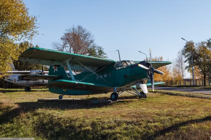 Máy bay An-2 của Không quân Liên Xô. Antonov An-2 là một loại máy bay hai tầng cánh nhẹ, một động cơ, có độ tin cậy rất cao, cất cánh lần đầu năm 1947 và là máy bay đầu tiên được thiết kế bởi Antonov. Nó được sử dụng như một máy bay vận tải hạng nhẹ, có thể chở 12 hành khách, và để chở các đơn vị lính dù cũng như hoạt động trong nông nghiệp.