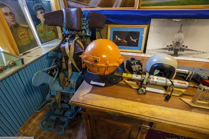 Ghế ngồi phi công và những thiết bị ghi dữ liệu chuyến bay.