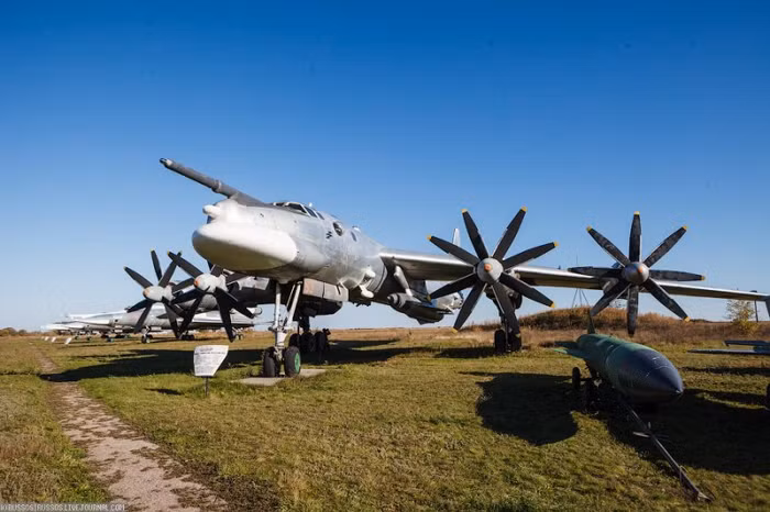 Máy bay ném bom Tu-95K-22. Tupolev Tu-95K-22 là một biến thể của máy bay ném bom Tu-95, được thiết kế để mang tên lửa hành trình Raduga Kh-22 (NATO gọi là AS-4 Kitchen). Tu-95K-22 được trang bị 4 động cơ tuốc bin cánh quạt Kuznetsov NK-12MV, 11.000 kW mỗi chiếc cho phép nó bay với tốc độ tối đa 925 km/h và tầm hoạt động lên đến 15.000 km.