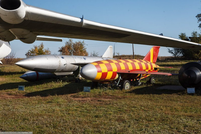 Tên lửa hành trình chống tàu KSR-2UD (tên lửa được sơn hình những ô vuông màu vàng và đỏ).