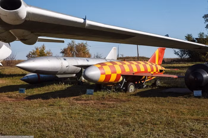 Tên lửa hành trình chống tàu KSR-2UD (tên lửa được sơn hình những ô vuông màu vàng và đỏ).