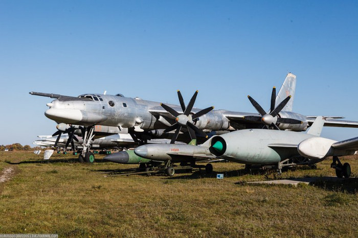 Tên lửa Kh-20. Raduga Kh-20 là một loại tên lửa hành trình trang bị đầu đạn hạt nhân, được Liên Xô phát triển trong Chiến tranh Lạnh. Kh-20 được thiết kế để phóng từ các máy bay ném bom chiến lược. Kh-20 trang bị đầu đạn 2.300 kg nhiệt hạch 0.8-3.0 mt và có tốc độ tối đa Mach 2.0.