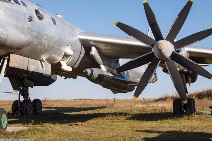 Máy bay ném bom Тu-95K-22 với tên lửa Kh-22.