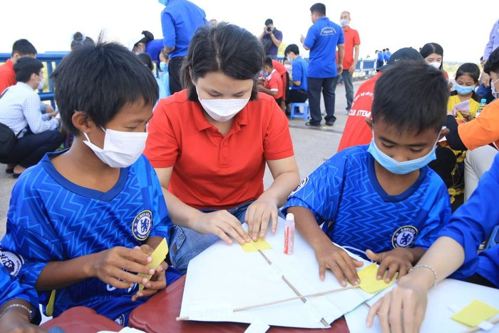 Học sinh đồng bào Raglai hào hứng, thích thú trải nghiệm làm diều (Ảnh TA) Học sinh đồng bào Raglai hào hứng, thích thú trải nghiệm làm diều (Ảnh TA)