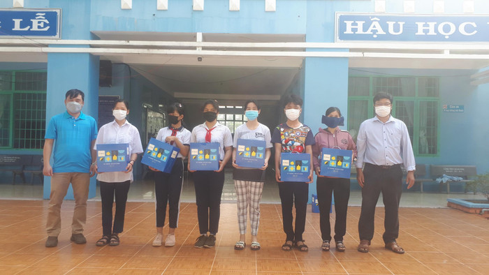 Thầy Đặng Văn Tuân (trái) Bí thư Chi bộ và thầy Phan Văn Trinh (phải) phó hiệu trưởng tặng quà Tết cho học sinh