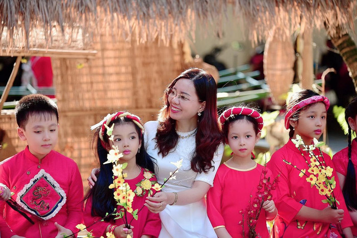 Cô giáo Vũ Thị Việt Hoa, Hiệu trưởng Trường Tiểu học Quang Trung thành phố Vũng Tàu. (Ảnh: NVCC) Cô giáo Vũ Thị Việt Hoa, Hiệu trưởng Trường Tiểu học Quang Trung thành phố Vũng Tàu. (Ảnh: NVCC)