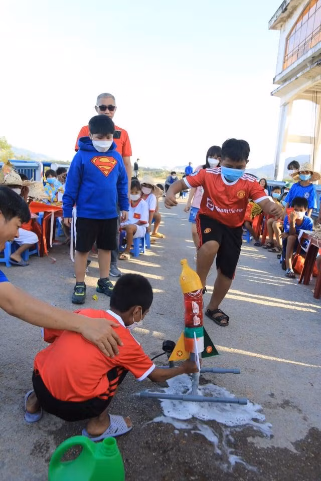 Học sinh đồng bào Raglai thích thú trải nghiệm STEM làm tên lửa nước (Ảnh: TA) Học sinh đồng bào Raglai thích thú trải nghiệm STEM làm tên lửa nước (Ảnh: TA)