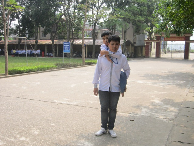 Trong cuộc sống cũng như những lúc học tập Hiếu luôn là người bạn đồng hành của Minh. Ảnh: Nhân Minh Trong cuộc sống cũng như những lúc học tập Hiếu luôn là người bạn đồng hành của Minh. Ảnh: Nhân Minh