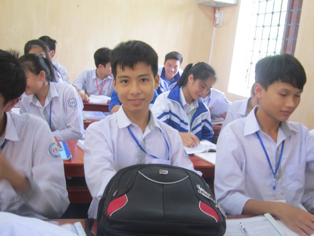 Em Nguyễn Tất Minh rất chăm chỉ học nhưng sự bất hạnh là đôi chân của Minh không thể đi lại được. Trong suốt 8 năm trời Minh được bạn Hiếu cõng đến trường đi học khiến phụ huynh, học sinh, thầy cô vô cùng cảm động. Ảnh: Nhân Minh Em Nguyễn Tất Minh rất chăm chỉ học nhưng sự bất hạnh là đôi chân của Minh không thể đi lại được. Trong suốt 8 năm trời Minh được bạn Hiếu cõng đến trường đi học khiến phụ huynh, học sinh, thầy cô vô cùng cảm động. Ảnh: Nhân Minh