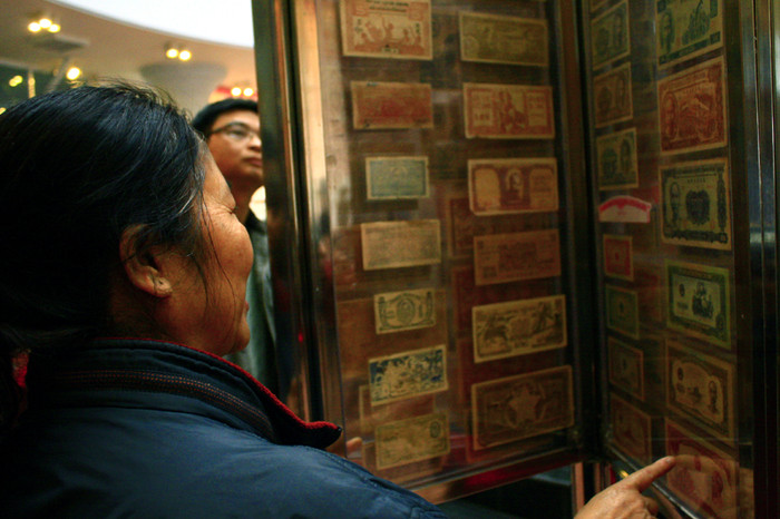 Rất đông người dân ngạc nhiên khi được ngắm nhìn bộ tiền cổ đặc biệt này. Rất đông người dân ngạc nhiên khi được ngắm nhìn bộ tiền cổ đặc biệt này.