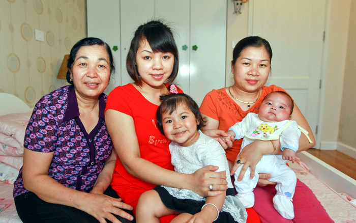 Cháu Cao Trung Dũng ngoài cùng bên phải trong vòng tay người thân