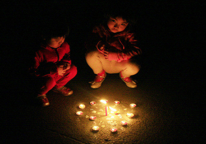 Hà Nội đã tiến hành đồng loạt tắt đèn chiếu sáng, trang trí, biển quảng cáo trong một giờ tại các địa điểm trung tâm, một số khu vực công cộng. Hà Nội đã tiến hành đồng loạt tắt đèn chiếu sáng, trang trí, biển quảng cáo trong một giờ tại các địa điểm trung tâm, một số khu vực công cộng.