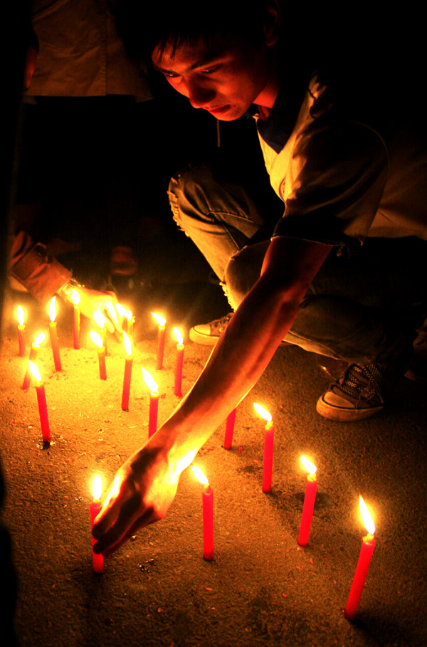 Ánh nến lung linh được thắp lên trước cửa Nhà hát lớn Hà Nội trong suốt 60 phút Ánh nến lung linh được thắp lên trước cửa Nhà hát lớn Hà Nội trong suốt 60 phút