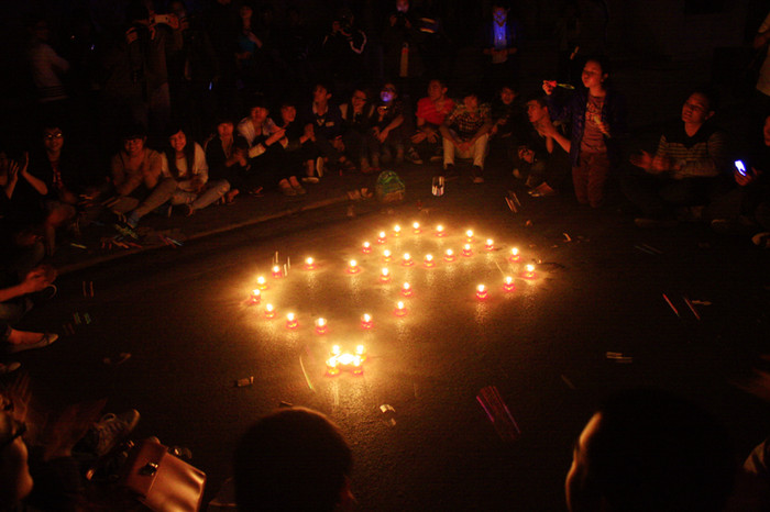 Họ quây quần bên những ngọn nến được xếp hình con số 60, biểu tượng của 1 giờ đồng hồ nhiều nước trên thế giới tham gia vào chiến dịch bảo vệ môi trường. Họ quây quần bên những ngọn nến được xếp hình con số 60, biểu tượng của 1 giờ đồng hồ nhiều nước trên thế giới tham gia vào chiến dịch bảo vệ môi trường.