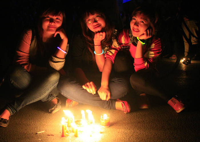 Rất nhiều các bạn trẻ đã có mặt tại trước cửa Nhà hát lớn Hà Nội để cùng tham gia tắt đèn 1 tiếng hưởng ứng Giờ Trái đất Rất nhiều các bạn trẻ đã có mặt tại trước cửa Nhà hát lớn Hà Nội để cùng tham gia tắt đèn 1 tiếng hưởng ứng Giờ Trái đất