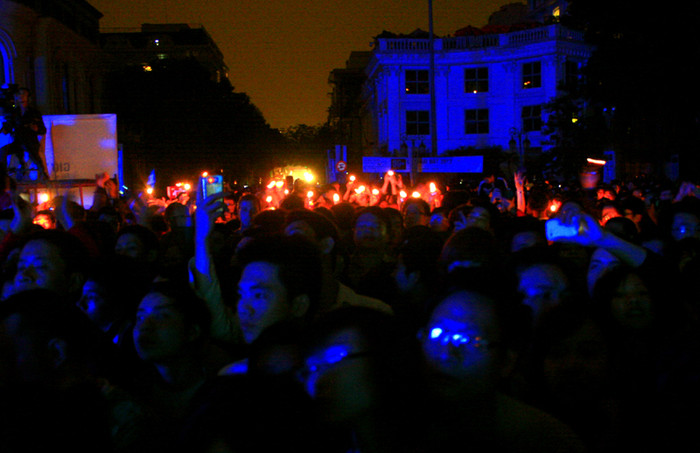 Toàn bộ ánh sáng khu vực Hồ Gươm, Nhà hát Lớn phụt tắt. Những tiếng đếm ngược tới giờ tắt điện bỗng vỡ tan thành âm thanh reo hò của hàng ngàn người. Toàn bộ ánh sáng khu vực Hồ Gươm, Nhà hát Lớn phụt tắt. Những tiếng đếm ngược tới giờ tắt điện bỗng vỡ tan thành âm thanh reo hò của hàng ngàn người.