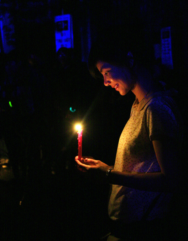 Với khẩu hiệu "Tôi và Bạn hãy cùng hành động", chương trình Giờ Trái đất năm nay, với sự hỗ trợ kỹ thuật từ Tổ chức bảo tồn thiên nhiên quốc tế - WWF Việt Nam, nhấn mạnh việc tìm kiếm các cam kết cụ thể từ Chính phủ, tổ chức xã hội, doanh nghiệp, học sinh, và mọi cá nhân. Với khẩu hiệu "Tôi và Bạn hãy cùng hành động", chương trình Giờ Trái đất năm nay, với sự hỗ trợ kỹ thuật từ Tổ chức bảo tồn thiên nhiên quốc tế - WWF Việt Nam, nhấn mạnh việc tìm kiếm các cam kết cụ thể từ Chính phủ, tổ chức xã hội, doanh nghiệp, học sinh, và mọi cá nhân.