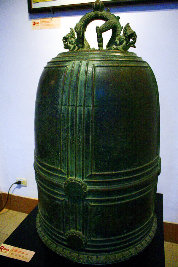 Điểm kì lạ của quả chuông Vân Bản đó là mỗi lần chuông mất tích thường trùng với những lần người dân Đồ Sơn - Hải Phòng nói riêng, đất nước nói chung lâm vào cảnh suy tàn hoặc ngoại xâm, và chuông thường xuất hiện trở lại vào đúng lúc đất nước phục hưng, Phật giáo hưng thịnh. Suốt thời gian đất nước bị thực dân Pháp đô hộ, biết bao đời người dân ở Đồ Sơn đã mò khắp đáy biển nơi này để tìm lại báu vật của tổ tiên nhưng không được. Tuy nhiên, chỉ sau khi hòa bình lập lại vài năm, chuông đột ngột "tự" lăn vào lưới vạn chài để tìm về với con người.