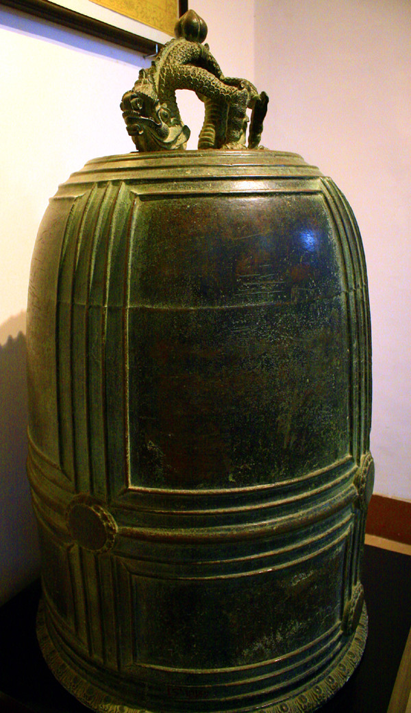 Người dân Đồ Sơn lý giải rằng, vì chuông được đúc với một tỷ lệ vàng quá cao, nên dù bị sóng biển vùi dập mấy trăm năm nhưng vẫn còn nguyên vẹn, tiếng chuông vẫn vang xa trăm dặm.