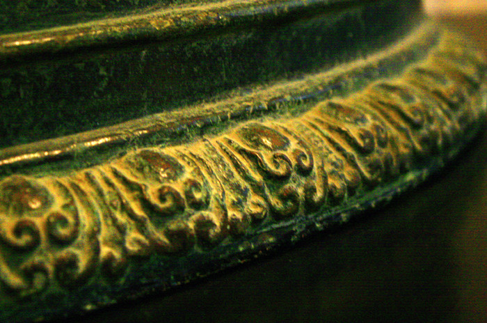 Từ khi ra đời đến nay, thời gian chuông Vân Bản "ngụ cư" dưới nước nhiều hơn thời gian được treo tại chùa. Ít nhất 3 lần chuông phải vùi mình dưới đáy biển suốt thời gian dài. Lần gần đây nhất bị ngâm dưới nước biển mấy trăm năm, thế nhưng vẫn không bị nước mặn làm oxy hóa.