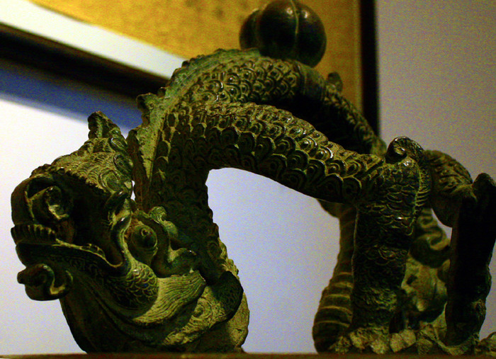 Biểu tượng rồng trên đỉnh chuông.