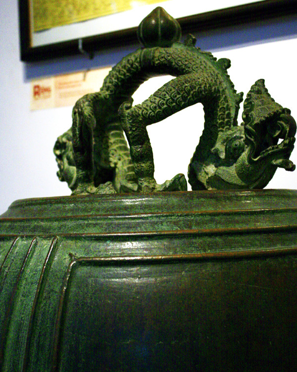 Thời gian đầu, các nhà nghiên cứu khảo cổ học đã xác định được đây là chuông của chùa Vân Bản ở Đồ Sơn và nhận định: Chuông đúc thời Lý. Gần hai mươi năm sau, các nhà nghiên cứu Nguyễn Đình Chiến và Đỗ Đức Thọ đã tìm ra những chứng cứ thuyết phục để chứng minh chuông Vân Bản không phải ở thời Lý, mà có niên đại thế kỷ XIII, thời Trần.