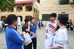 Các thí sinh phấn khởi khi hoàn thành bài thi Ngữ văn (Ảnh: LT)