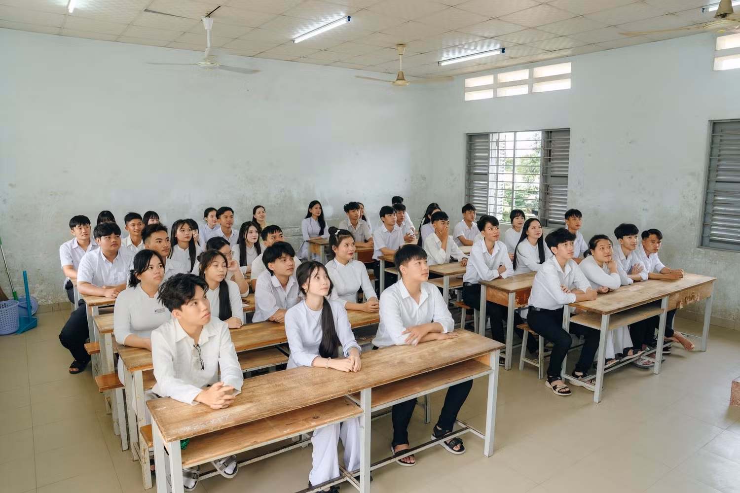 hs-truong-ng-hue-cam-lam.jpg