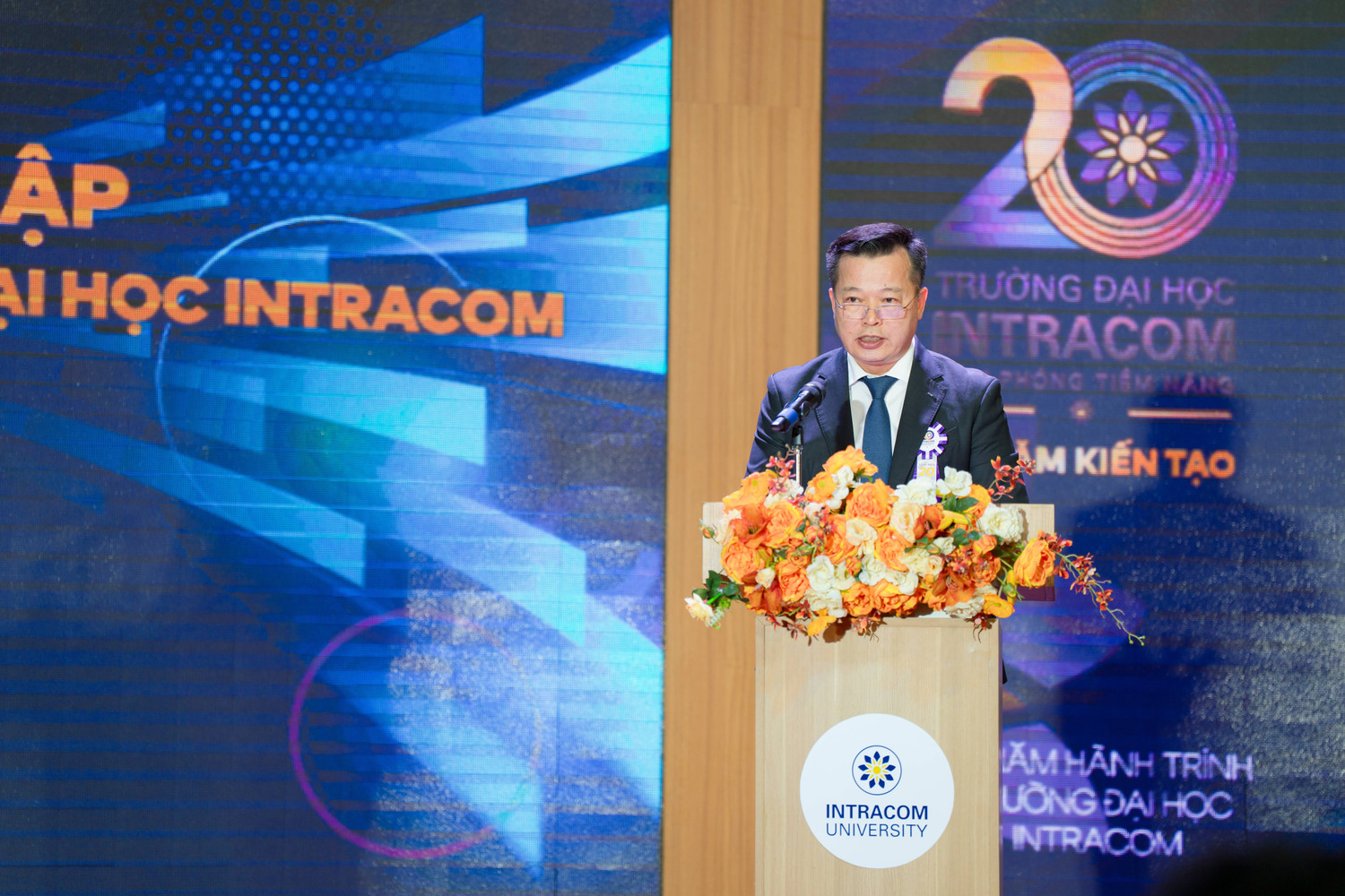 Ông Nguyễn Thanh Việt - Chủ tịch tập đoàn Intracom, Chủ tịch Hội đồng thành viên Công ty Trách nhiệm hữu hạn Tổ hợp y tế Phương Đông, Chủ tịch Hội đồng trường Trường Đại học Intracom phát biểu tại buổi lễ. Ảnh: NTCC