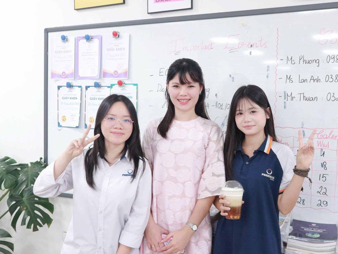 Cô Nguyễn Thị Dịu (đứng giữa) - giáo viên môn Tiếng Anh Trường Trung học cơ sở - Trung học phổ thông Phenikaa (Hà Nội). Ảnh NVCC