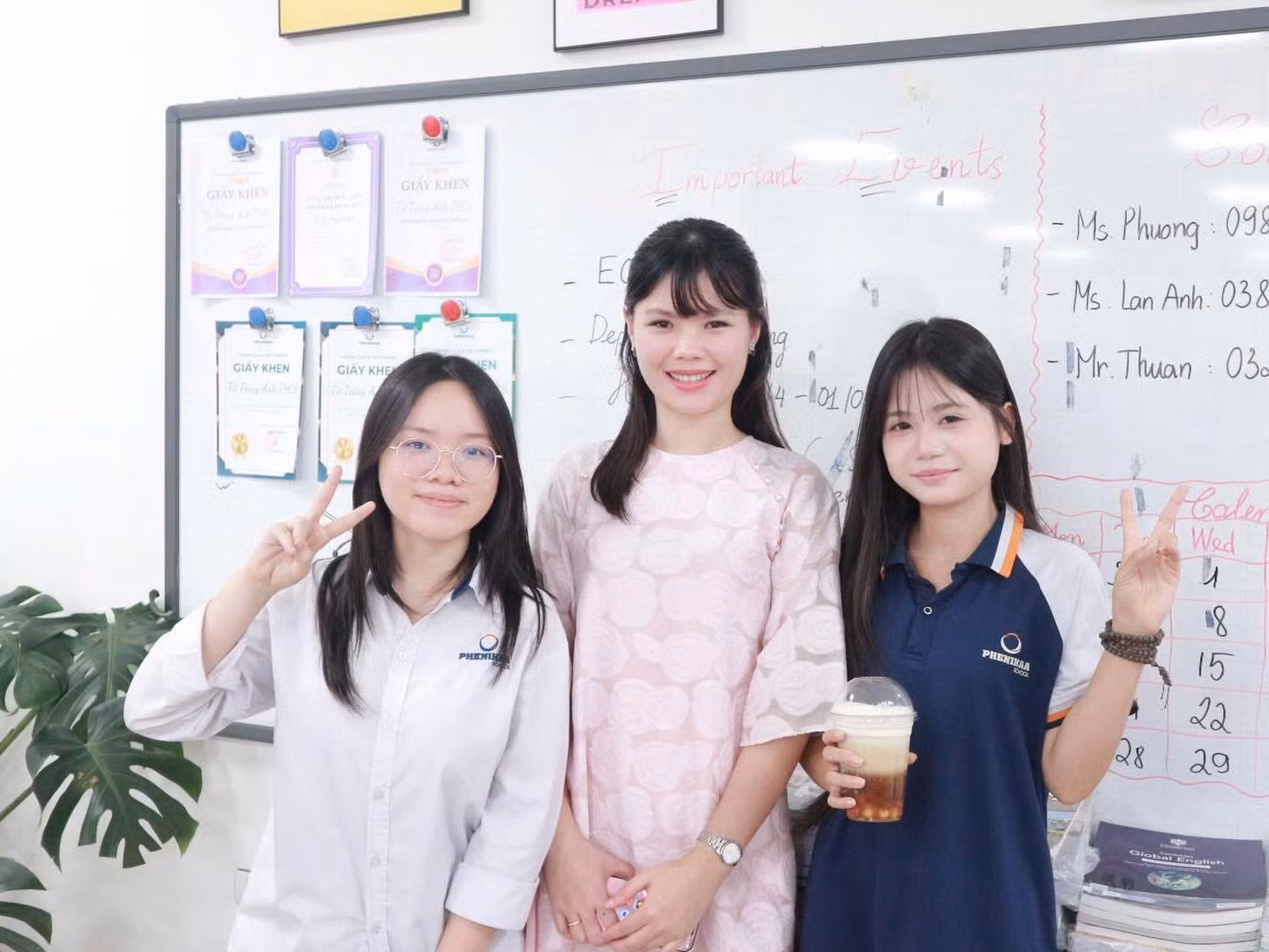 Cô Nguyễn Thị Dịu (đứng giữa) - giáo viên môn Tiếng Anh Trường Trung học cơ sở - Trung học phổ thông Phenikaa (Hà Nội). Ảnh NVCC