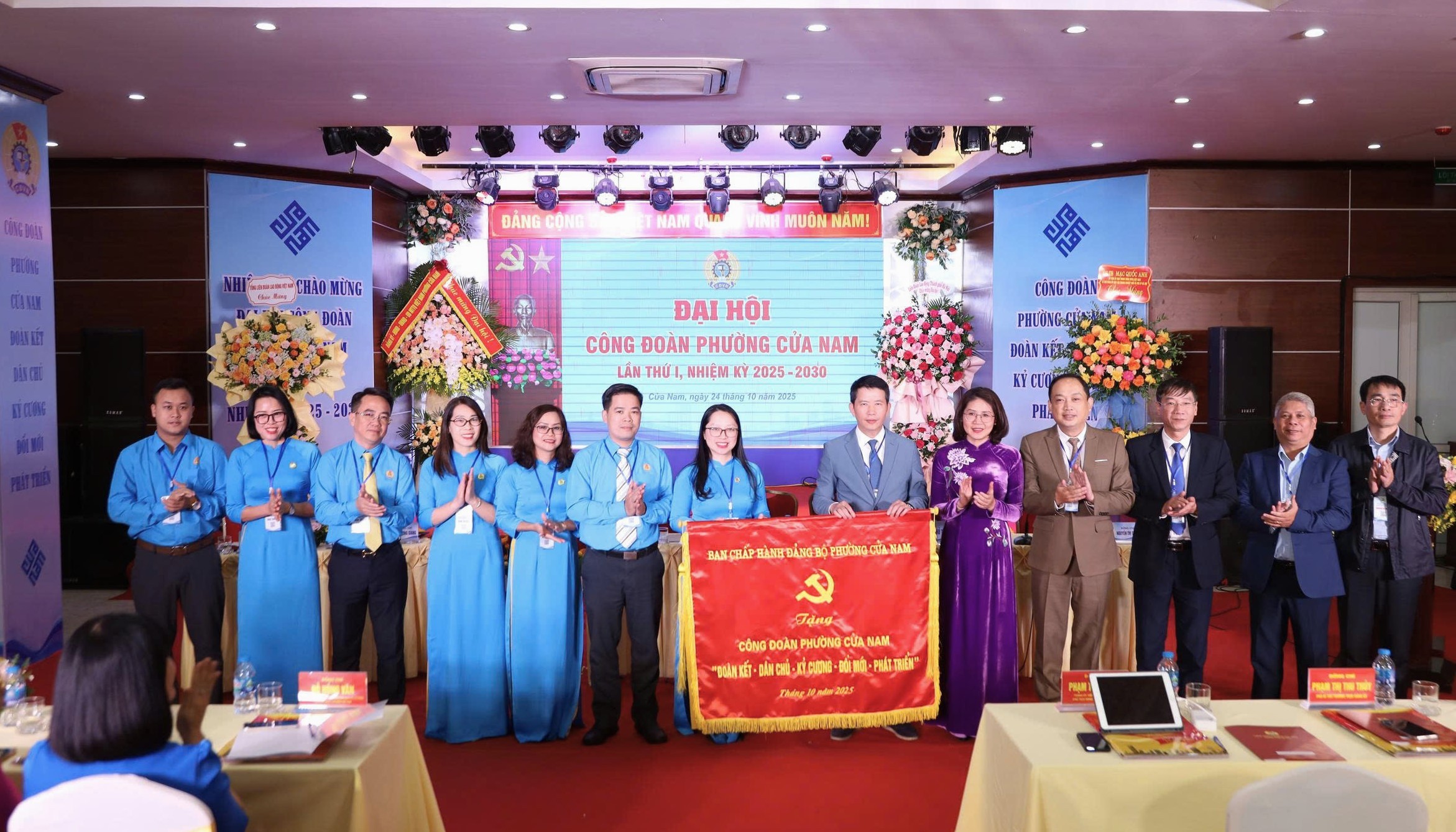 Lãnh đạo phường Cửa Nam trao tặng bức trướng tới Đại hội.