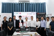 Sinh viên ĐHQGHN trải nghiệm thiết bị phòng lab hiện đại do hãng Keysight Technologies tài trợ