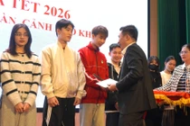 Trường ĐH Tài nguyên và Môi trường Hà Nội trao quà cho SV có hoàn cảnh khó khăn dịp Tết Nguyên đán