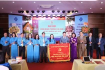Lãnh đạo phường Cửa Nam trao tặng bức trướng tới Đại hội.
