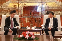 Phó Chủ tịch Thường trực Ủy ban nhân dân thành phố Hà Nội Dương Đức Tuấn tiếp Phó Chủ tịch Hội đồng quản trị Công ty HH Đầu máy toa xe Đại Liên Tống Hiệp Bằng. Ảnh: hanoi.gov.vn.