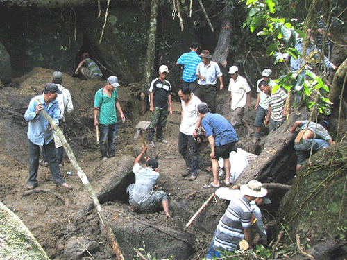Hàng ngàn người đổ về rừng Khánh Sơn để khai thác trầm kỳ, gây mất trật tự trị an. Hàng ngàn người đổ về rừng Khánh Sơn để khai thác trầm kỳ, gây mất trật tự trị an.