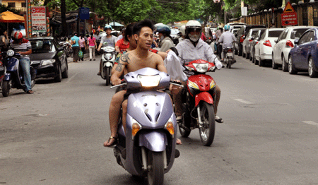 Việc đội mũ bảo hiểm là để bảo đảm an toàn cho người điều khiển phương tiện khi tham gia giao thông....