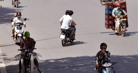 Theo quy định của Luật Giao thông đường bộ, người tham gia giao thông điều khiển xe máy khi ra đường đều phải đội mũ bảo hiểm...