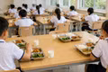 Gói thầu suất ăn, sữa uống trường công chỉ một nhà thầu tham gia thì làm sao có tính cạnh tranh?
