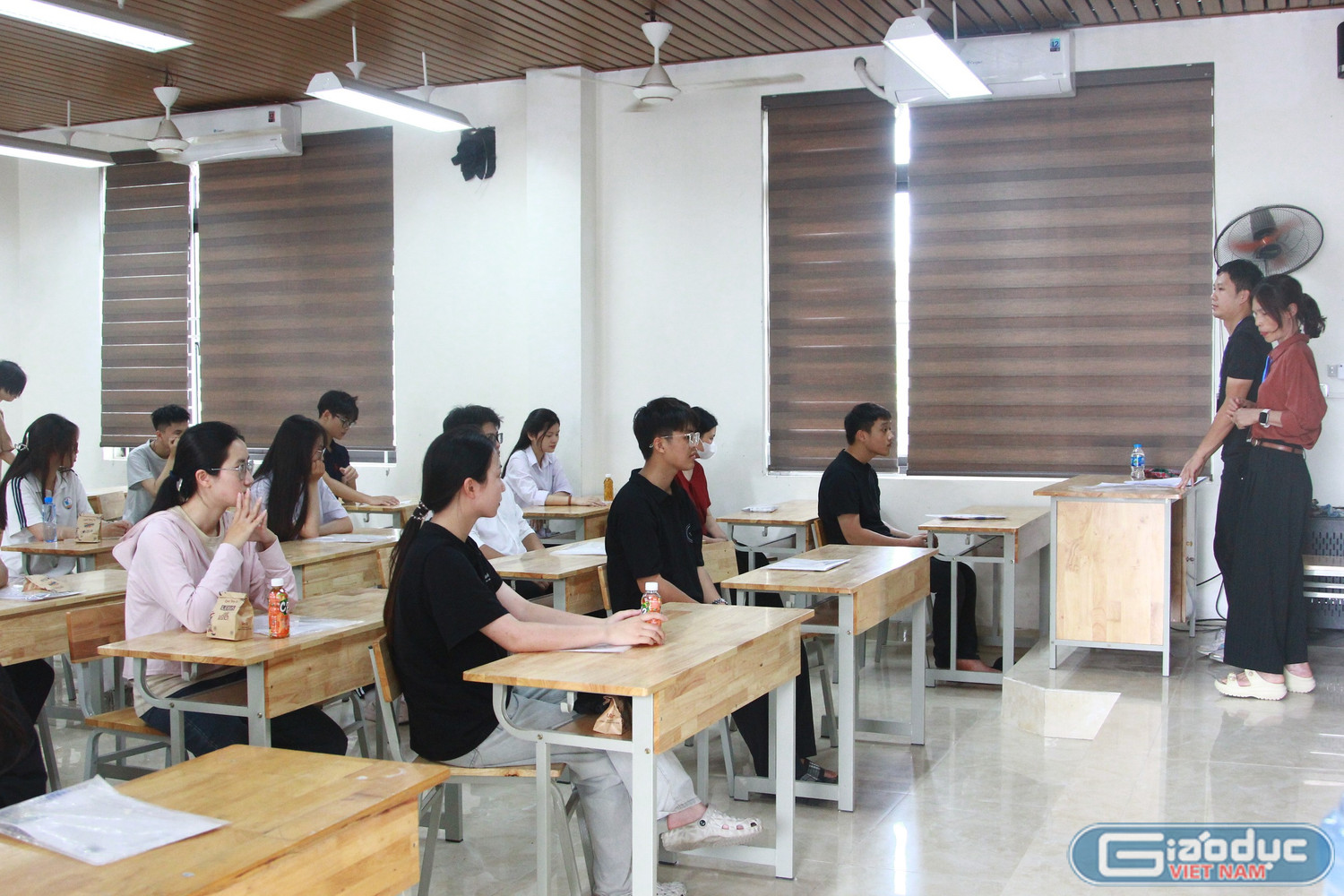 gdvn-truong-thpt-to-hieu-thi-sinh-lam-thu-tuc-du-thi-tot-nghiep-thpt-anh-manh-doan-2.jpg