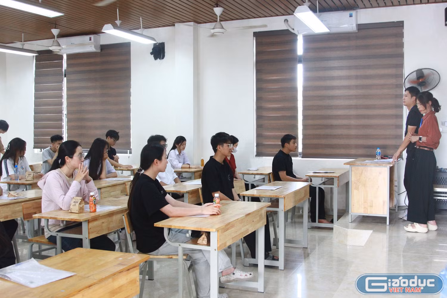 gdvn-truong-thpt-to-hieu-thi-sinh-lam-thu-tuc-du-thi-tot-nghiep-thpt-anh-manh-doan-2.jpg
