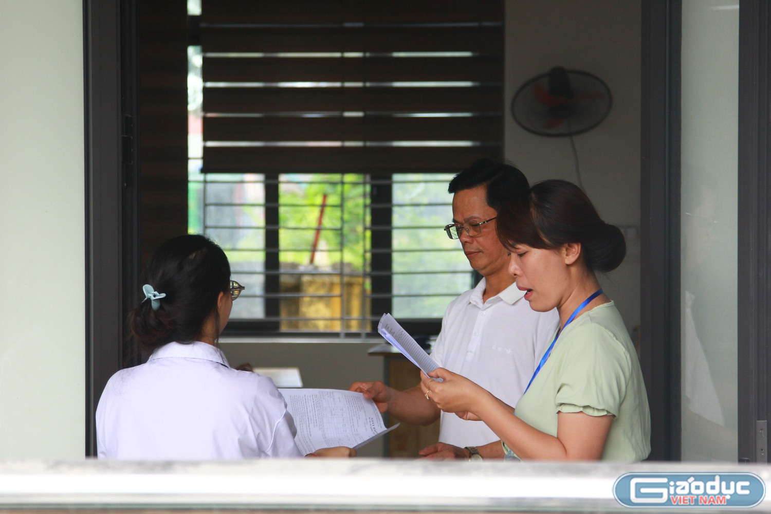 gdvn-truong-thpt-to-hieu-thi-sinh-lam-thu-tuc-du-thi-tot-nghiep-thpt-anh-manh-doan-1.jpg