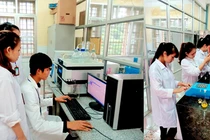 Sinh viên thực hành phân tích trong phòng thí nghiệm tại Trường Đại học Lâm nghiệp. Ảnh: NTCC