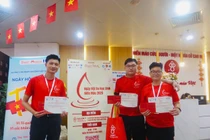 Sinh viên nhận giấy chứng nhận sau khi tham gia hiến máu tại chương trình
