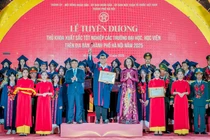 Thủ khoa xuất sắc Trường ĐH Công nghệ Đông Á: Từ trượt NV1 đến có việc làm ngay năm 3 đại học