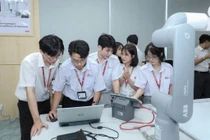 Sinh viên khoa Công nghệ Điện thực hành trên mô hình mới tại phòng thí nghiệm Trường Đại học Công nghiệp thành phố Hồ Chí Minh. Ảnh website trường
