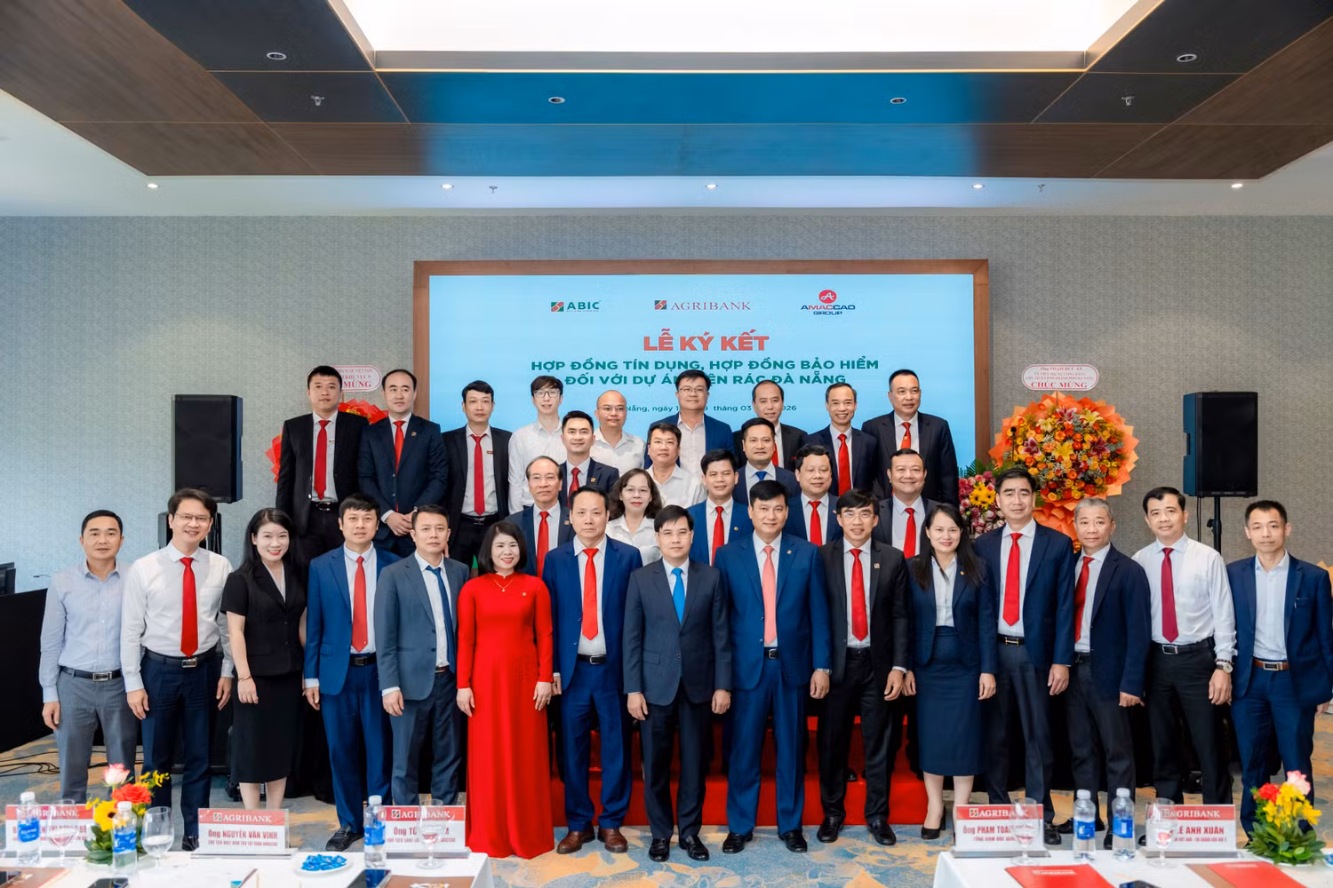 Các đại biểu tham dự Lễ ký kết chụp ảnh lưu niệm.